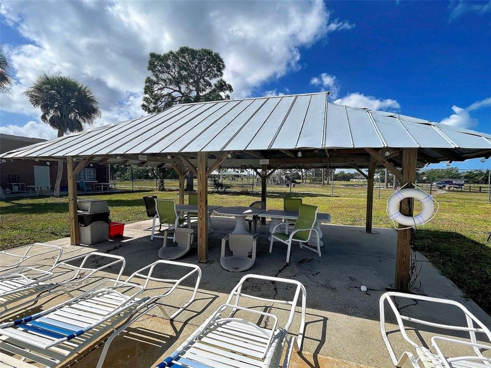 For Sale: $298,000 (2 beds, 2 baths, 1215 Square Feet)