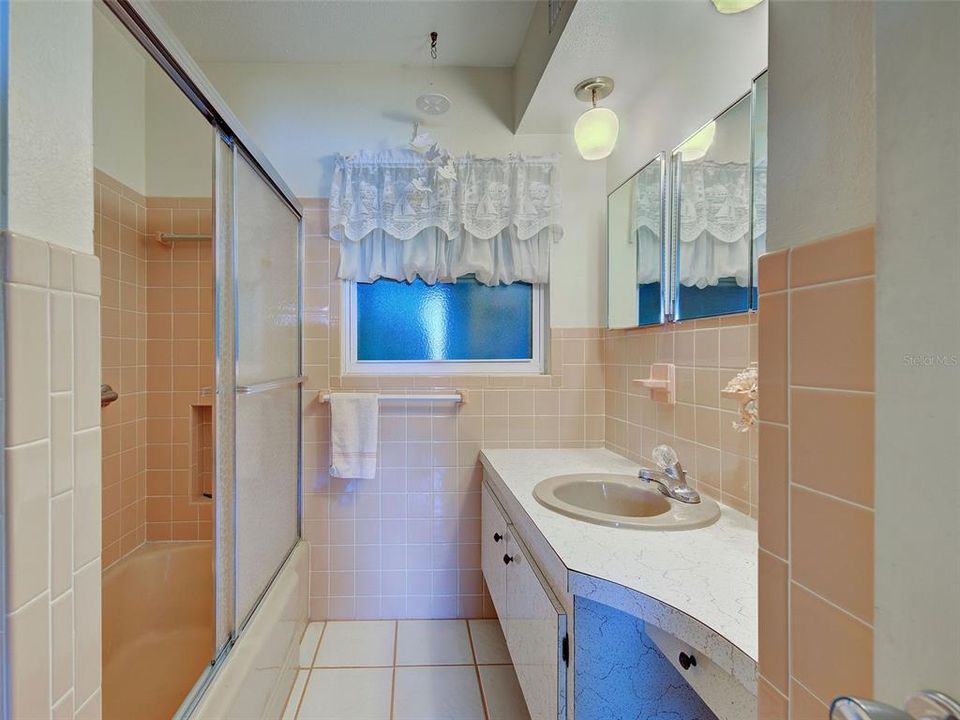 For Sale: $298,000 (2 beds, 2 baths, 1215 Square Feet)