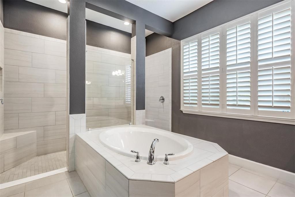 Activo con contrato: $1,290,000 (5 camas, 4 baños, 3457 Pies cuadrados)