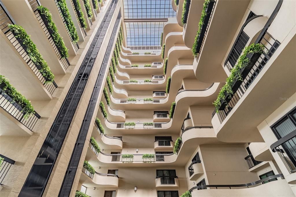 合同活跃: $439,000 (2 贝兹, 2 浴室, 1376 平方英尺)