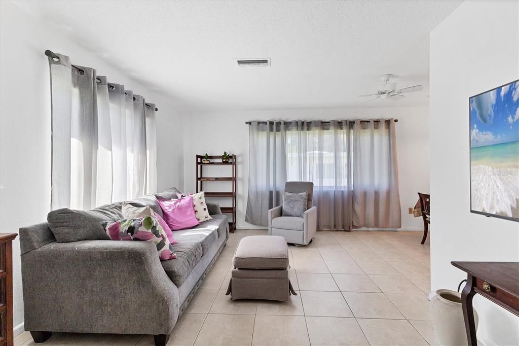 For Sale: $159,900 (1 beds, 1 baths, 806 Square Feet)