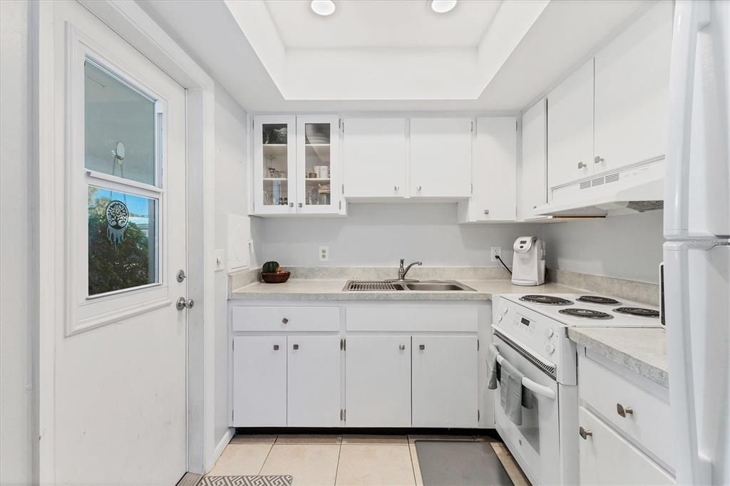 For Sale: $159,900 (1 beds, 1 baths, 806 Square Feet)