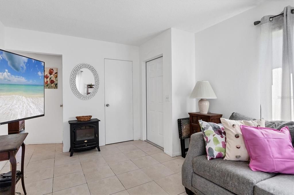 For Sale: $159,900 (1 beds, 1 baths, 806 Square Feet)