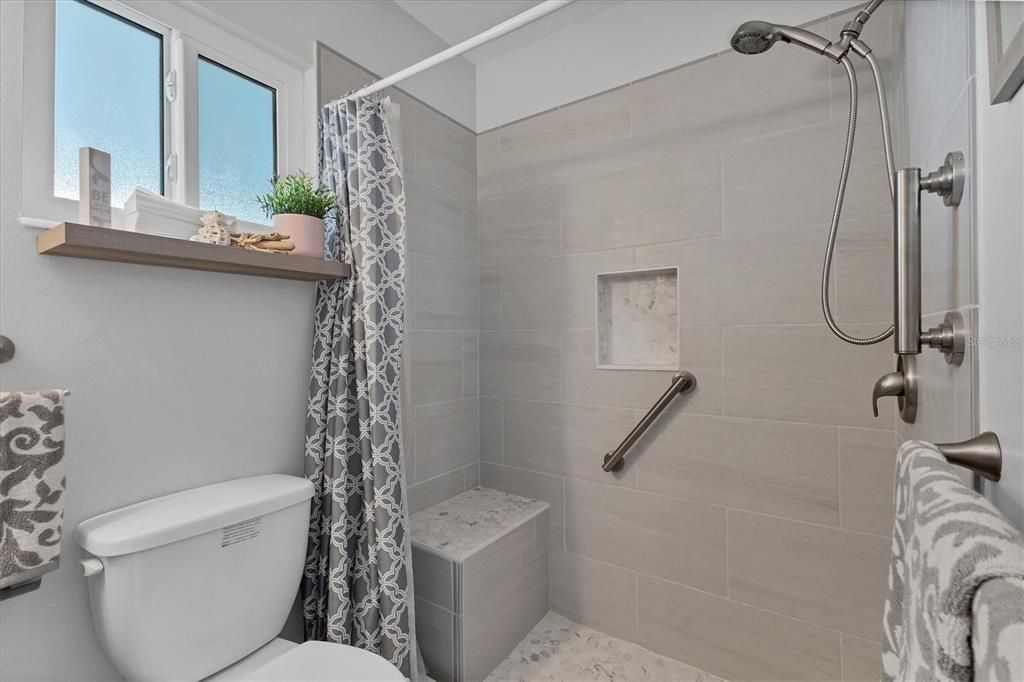 For Sale: $159,900 (1 beds, 1 baths, 806 Square Feet)