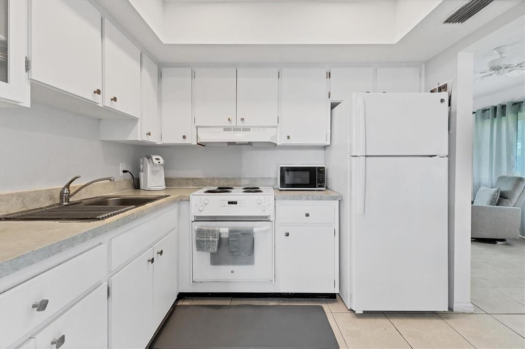 For Sale: $159,900 (1 beds, 1 baths, 806 Square Feet)