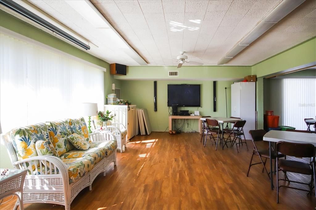 For Sale: $159,900 (1 beds, 1 baths, 806 Square Feet)
