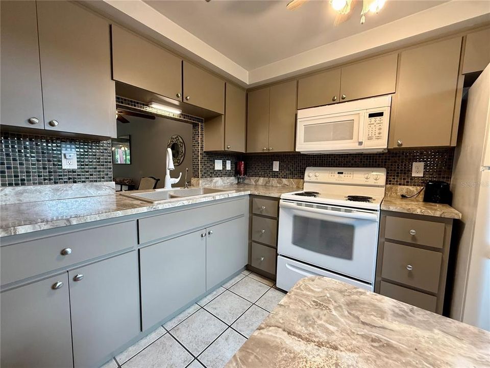 For Sale: $68,000 (2 beds, 1 baths, 975 Square Feet)