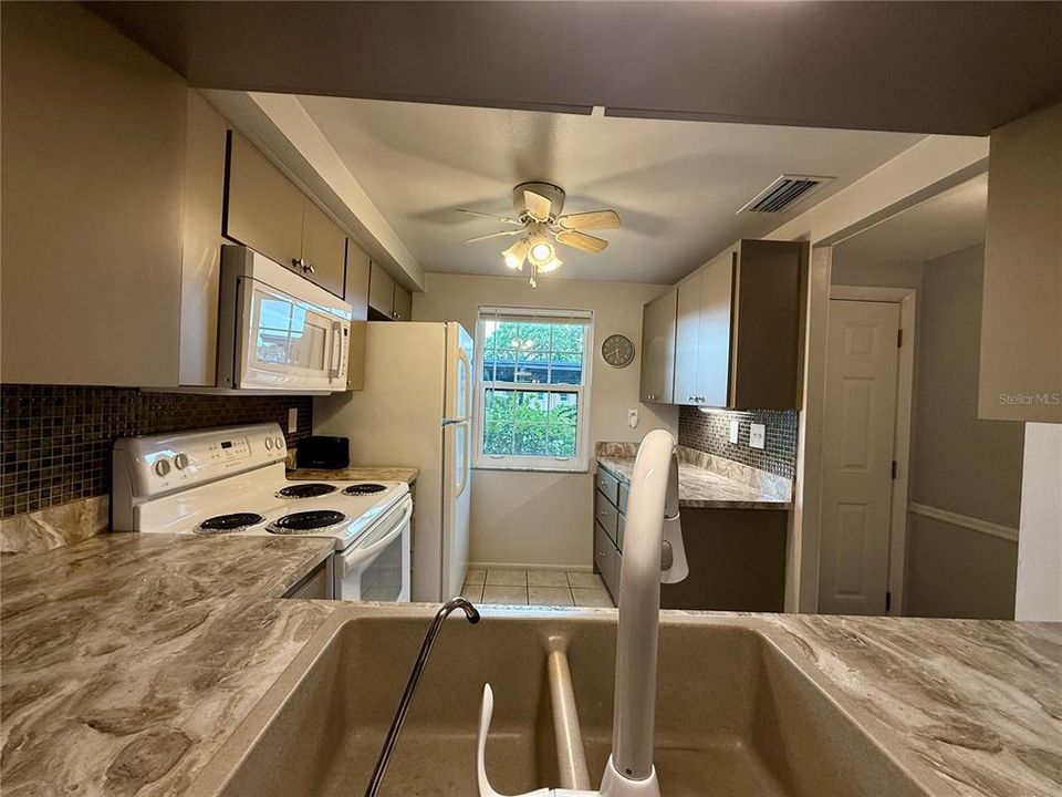 For Sale: $68,000 (2 beds, 1 baths, 975 Square Feet)