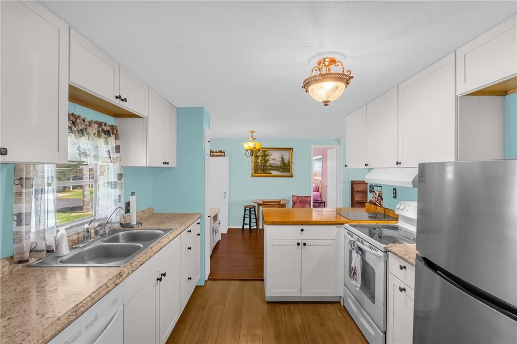 For Sale: $114,900 (2 beds, 2 baths, 1132 Square Feet)