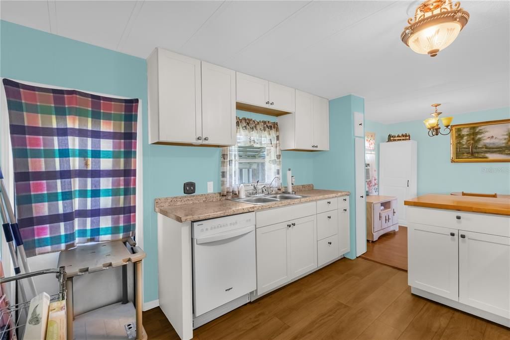 For Sale: $114,900 (2 beds, 2 baths, 1132 Square Feet)