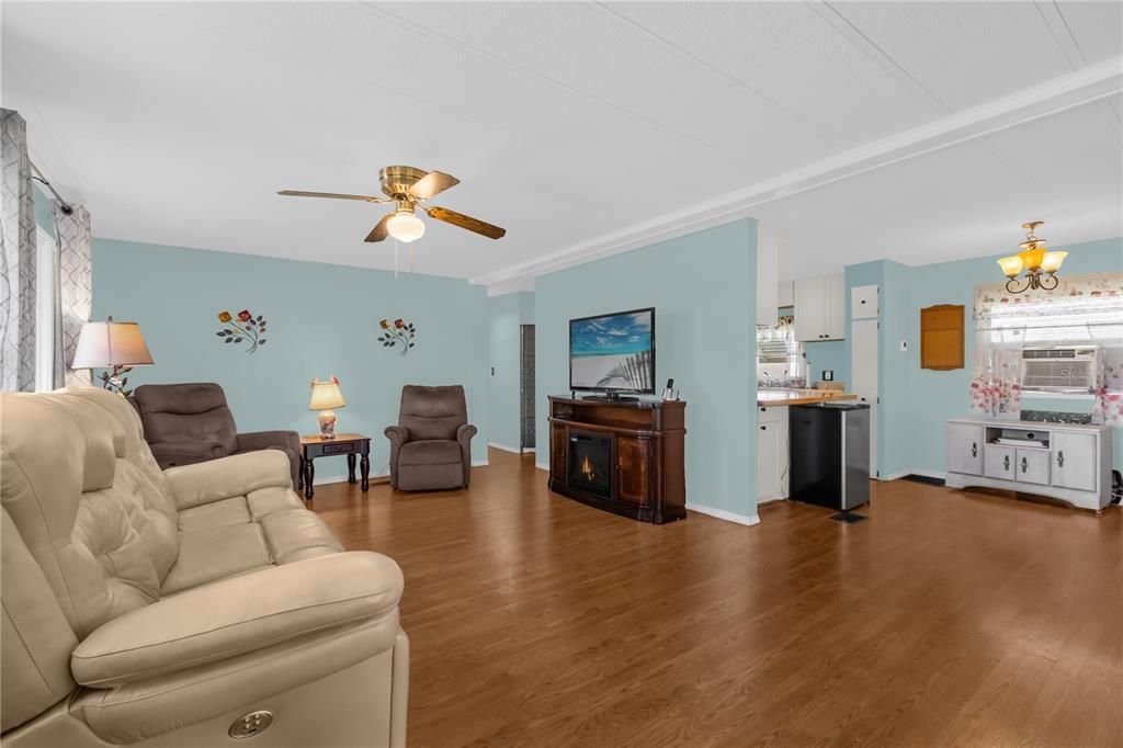 For Sale: $114,900 (2 beds, 2 baths, 1132 Square Feet)
