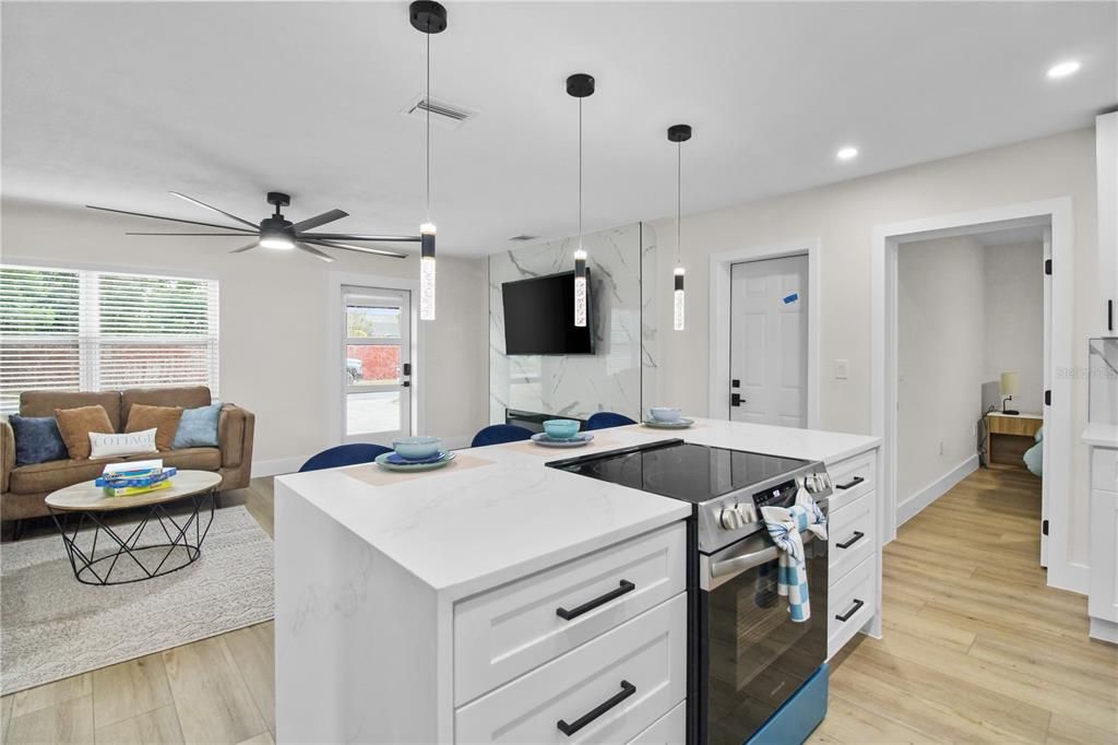 Active With Contract: $425,000 (3 beds, 2 baths, 1100 Square Feet)