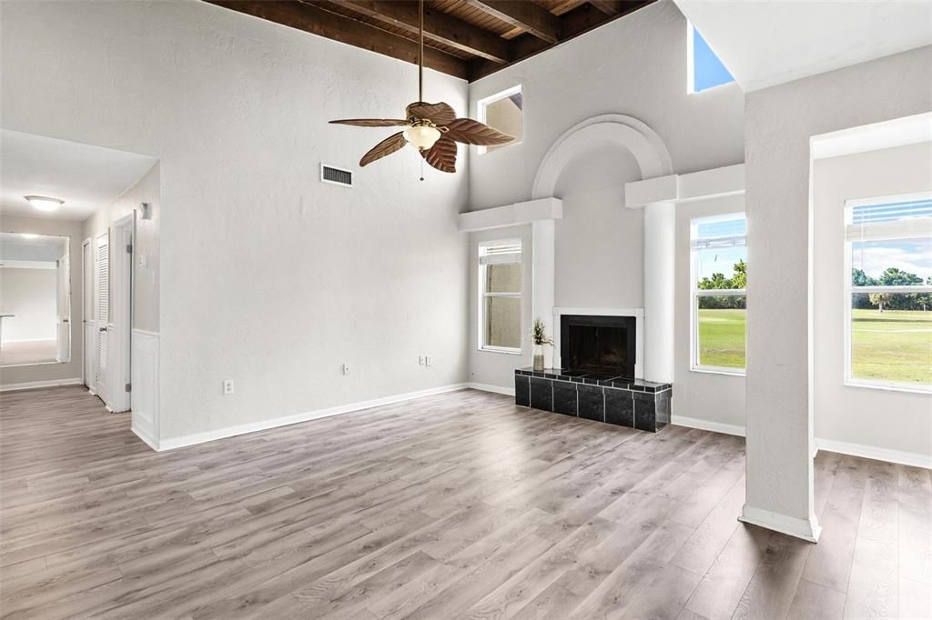 For Sale: $154,900 (3 beds, 3 baths, 1474 Square Feet)