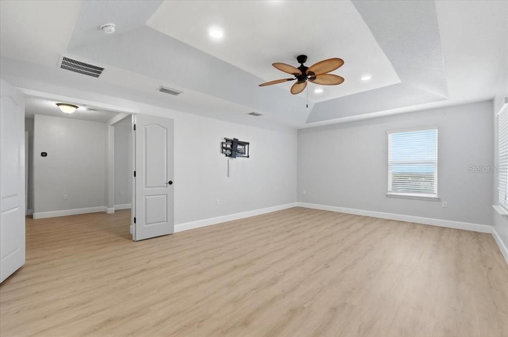 For Sale: $439,999 (5 beds, 2 baths, 2825 Square Feet)