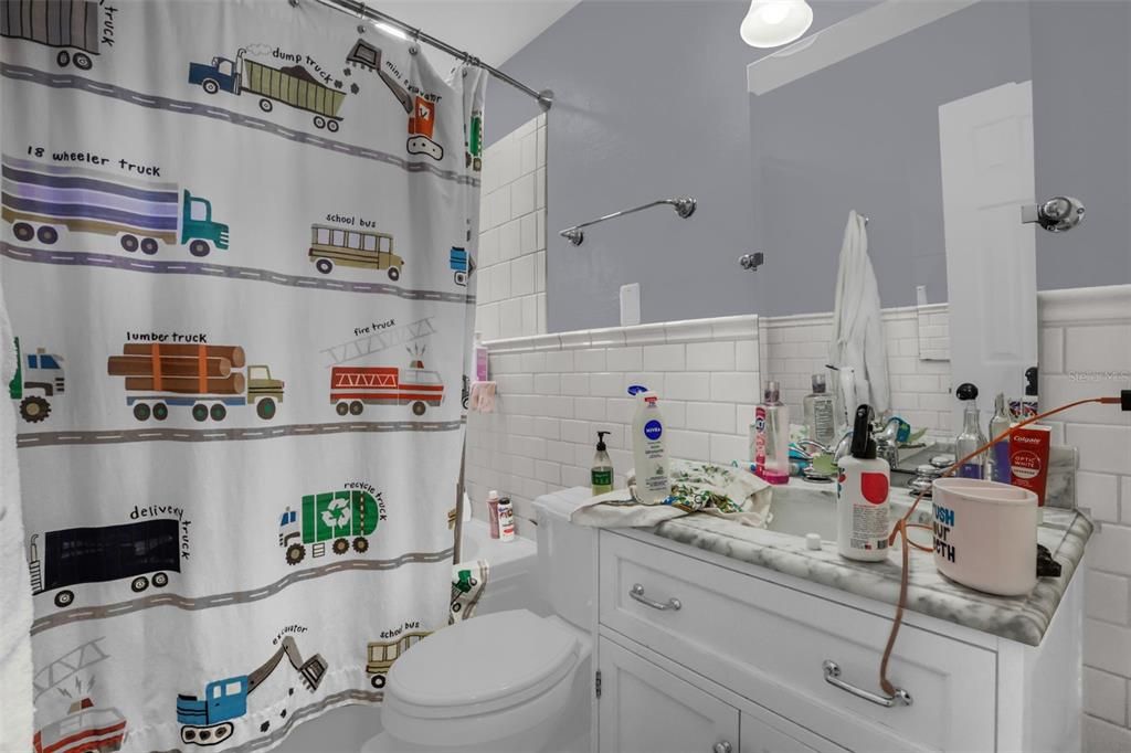 For Sale: $649,999 (2 beds, 1 baths, 1398 Square Feet)