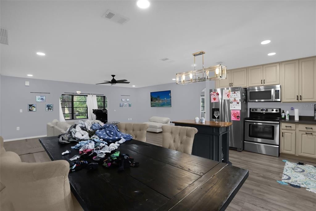 For Sale: $649,999 (2 beds, 1 baths, 1398 Square Feet)