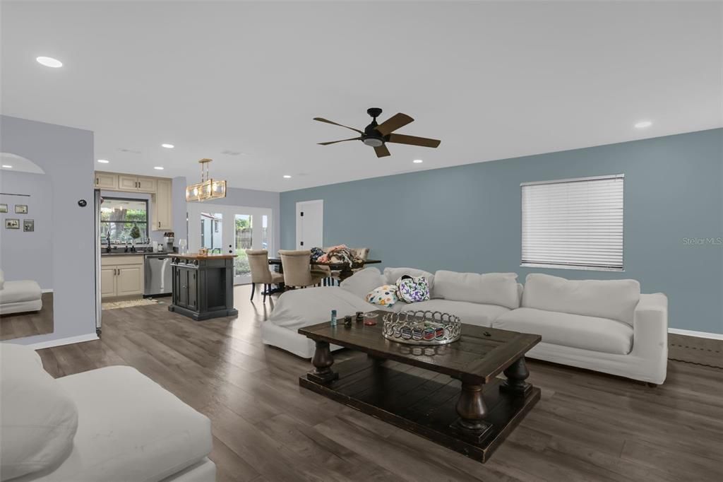 For Sale: $649,999 (2 beds, 1 baths, 1398 Square Feet)