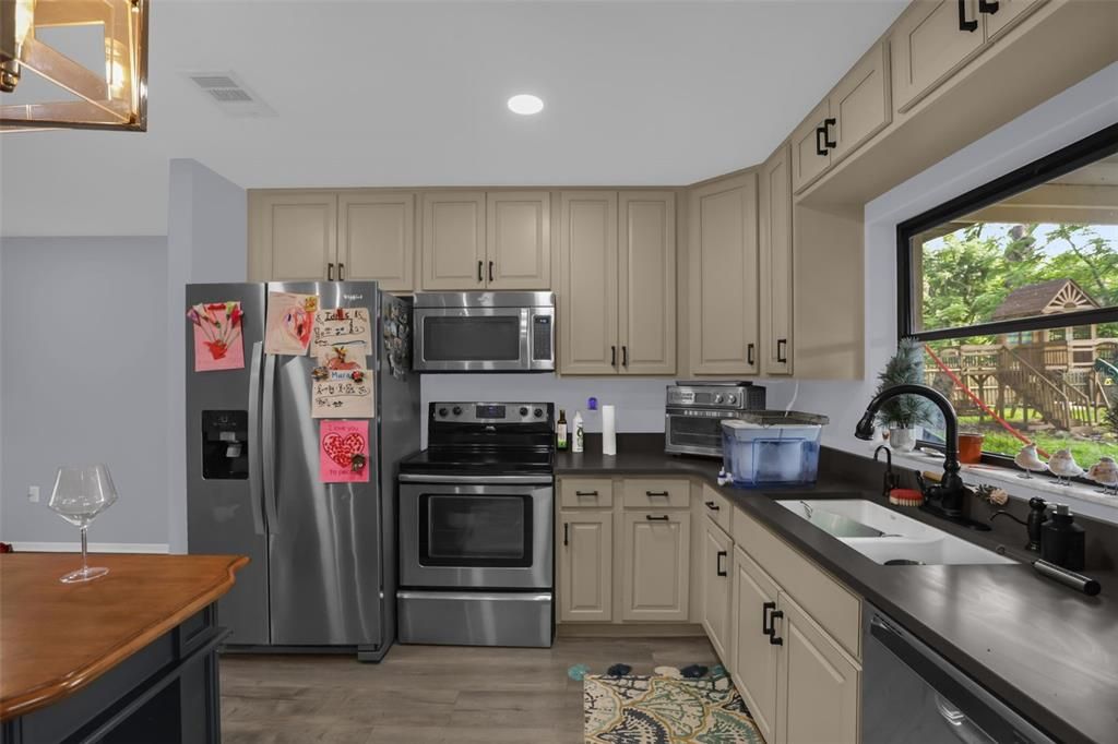 For Sale: $649,999 (2 beds, 1 baths, 1398 Square Feet)