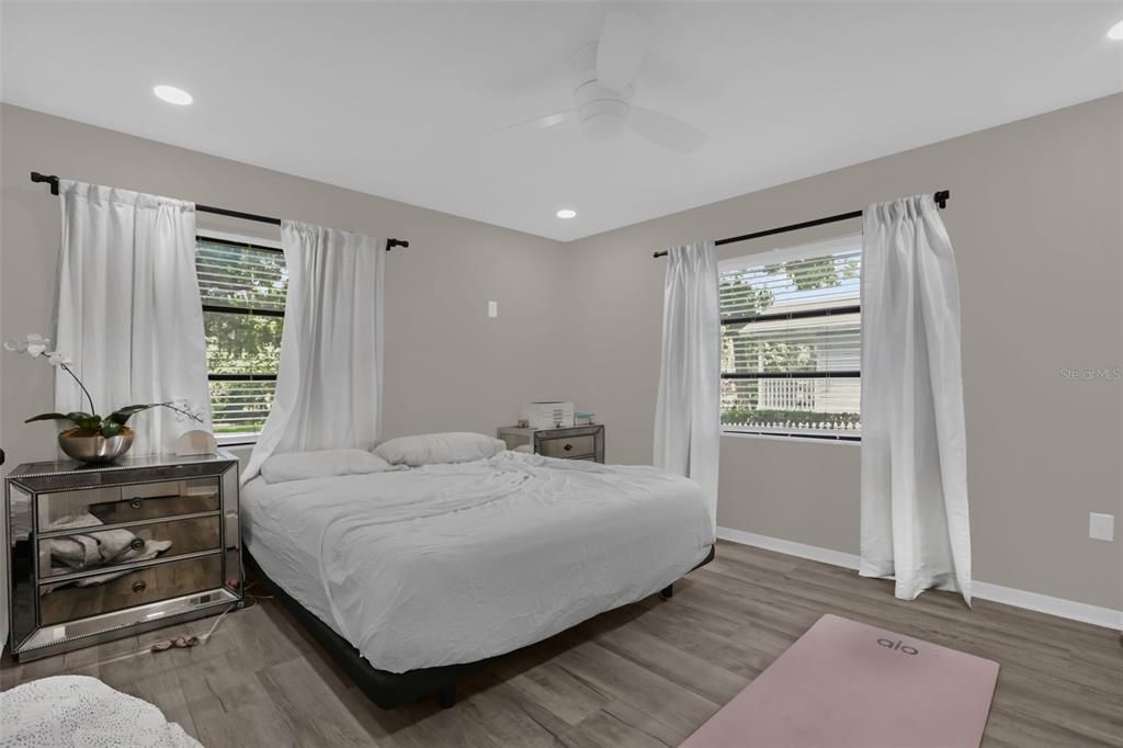 For Sale: $649,999 (2 beds, 1 baths, 1398 Square Feet)