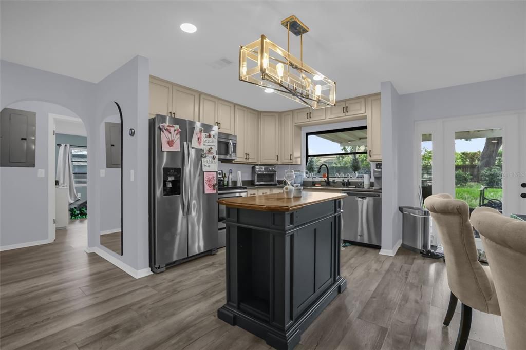 For Sale: $649,999 (2 beds, 1 baths, 1398 Square Feet)