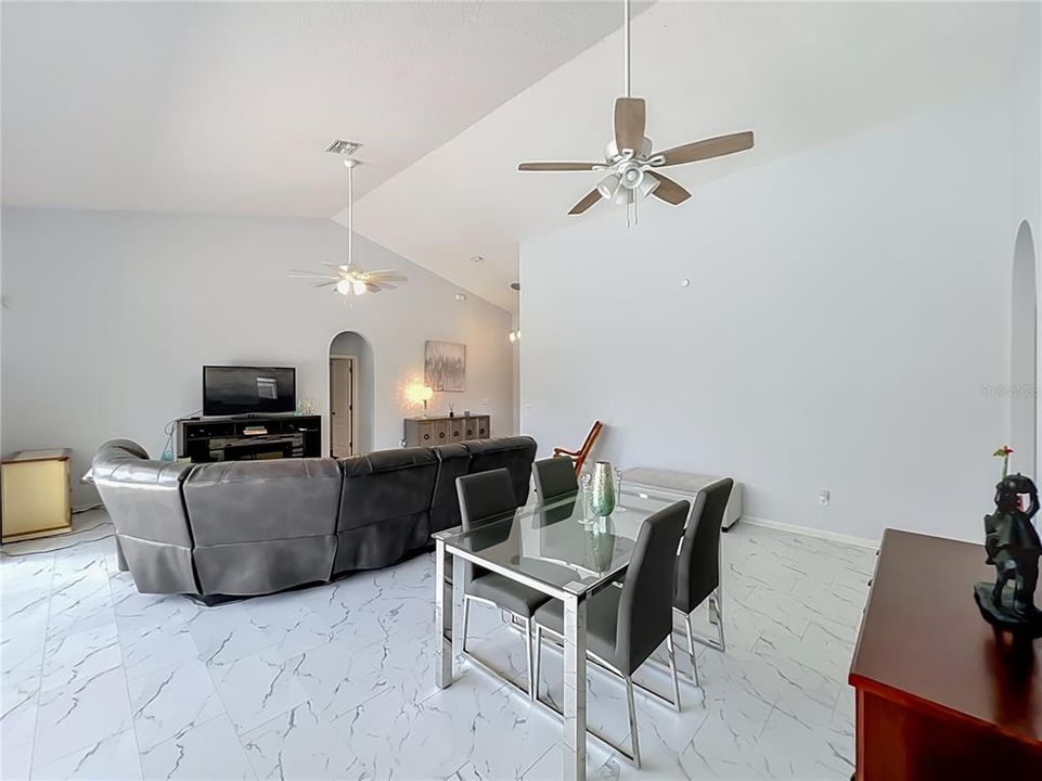En Venta: $549,999 (3 camas, 2 baños, 1988 Pies cuadrados)