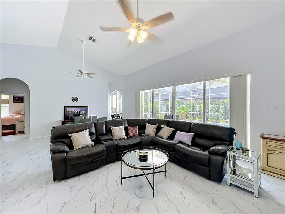 En Venta: $549,999 (3 camas, 2 baños, 1988 Pies cuadrados)