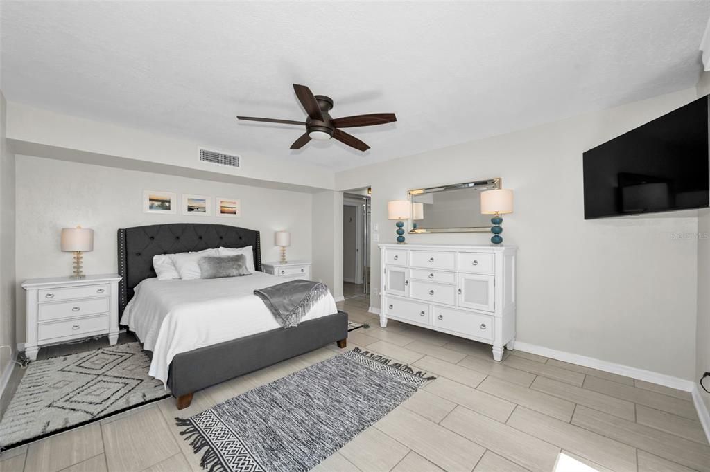 For Sale: $575,000 (2 beds, 2 baths, 1260 Square Feet)