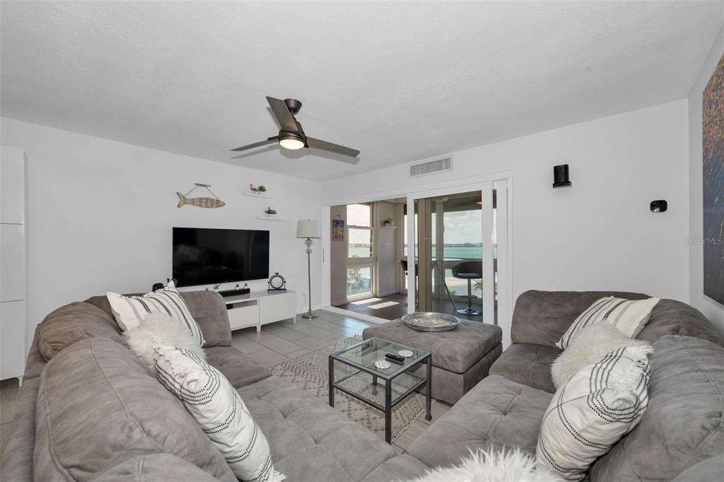 For Sale: $575,000 (2 beds, 2 baths, 1260 Square Feet)