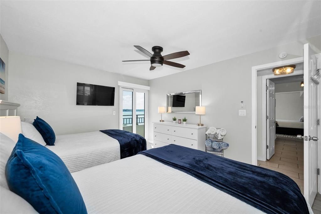 For Sale: $575,000 (2 beds, 2 baths, 1260 Square Feet)