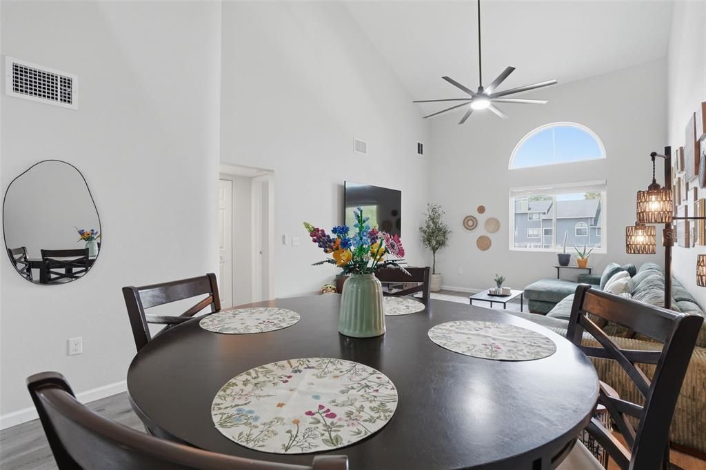 Activo con contrato: $249,000 (2 camas, 2 baños, 1248 Pies cuadrados)