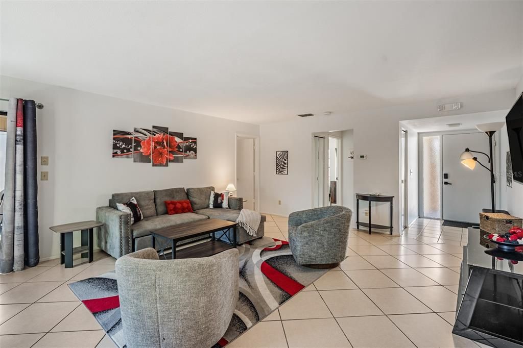 Activo con contrato: $320,000 (2 camas, 2 baños, 1114 Pies cuadrados)
