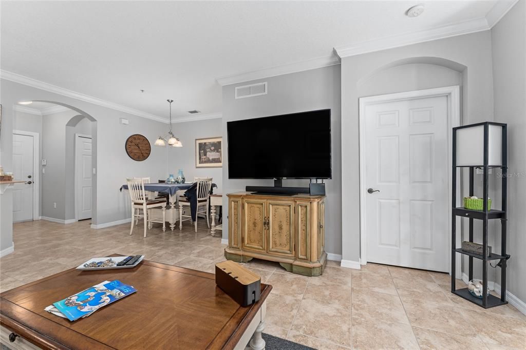 For Sale: $299,500 (2 beds, 2 baths, 1161 Square Feet)