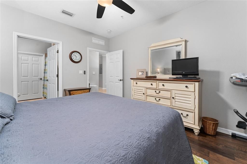 For Sale: $299,500 (2 beds, 2 baths, 1161 Square Feet)