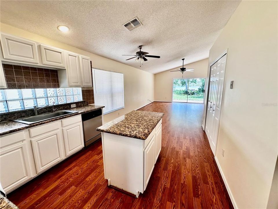 For Rent: $2,899 (4 beds, 2 baths, 1959 Square Feet)