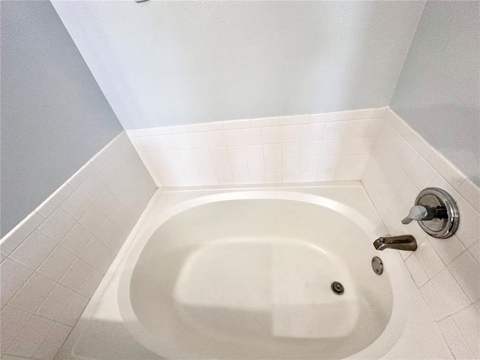 For Rent: $2,899 (4 beds, 2 baths, 1959 Square Feet)