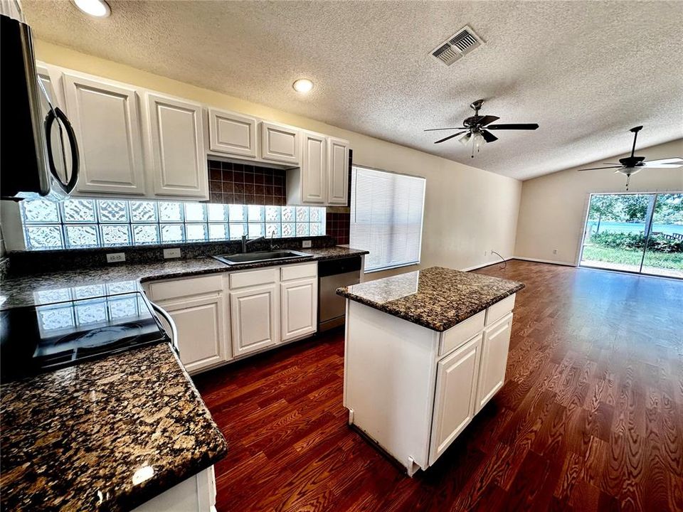 For Rent: $2,899 (4 beds, 2 baths, 1959 Square Feet)