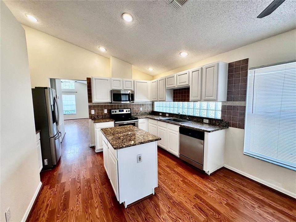 For Rent: $2,899 (4 beds, 2 baths, 1959 Square Feet)
