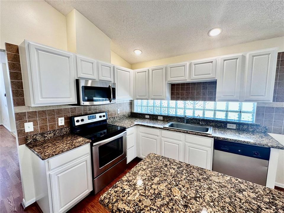 For Rent: $2,899 (4 beds, 2 baths, 1959 Square Feet)