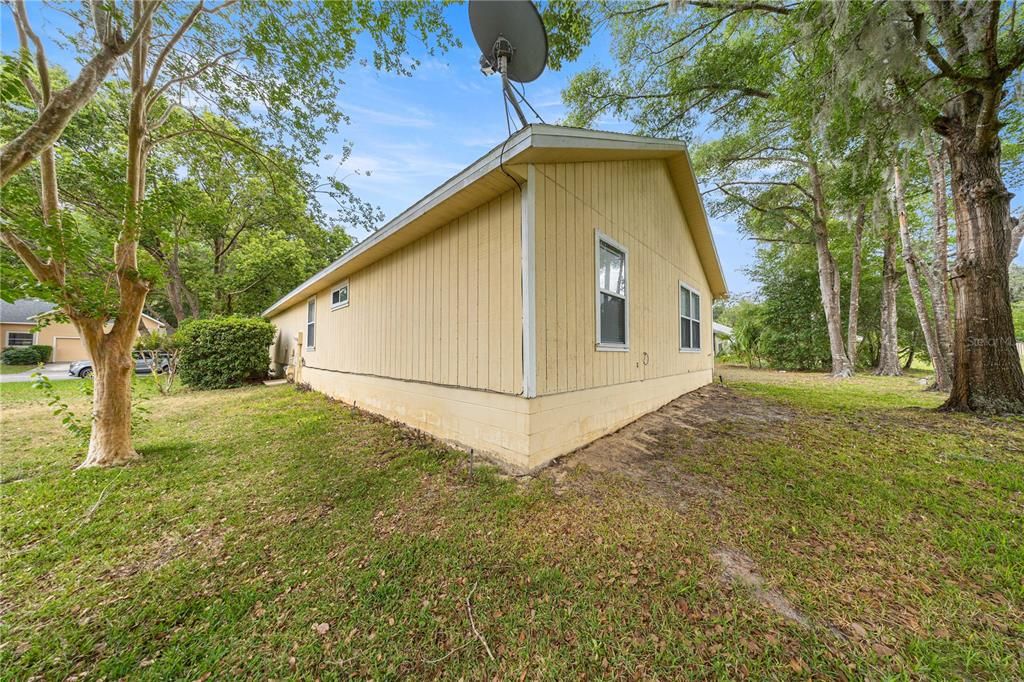 For Sale: $359,000 (4 beds, 2 baths, 1834 Square Feet)