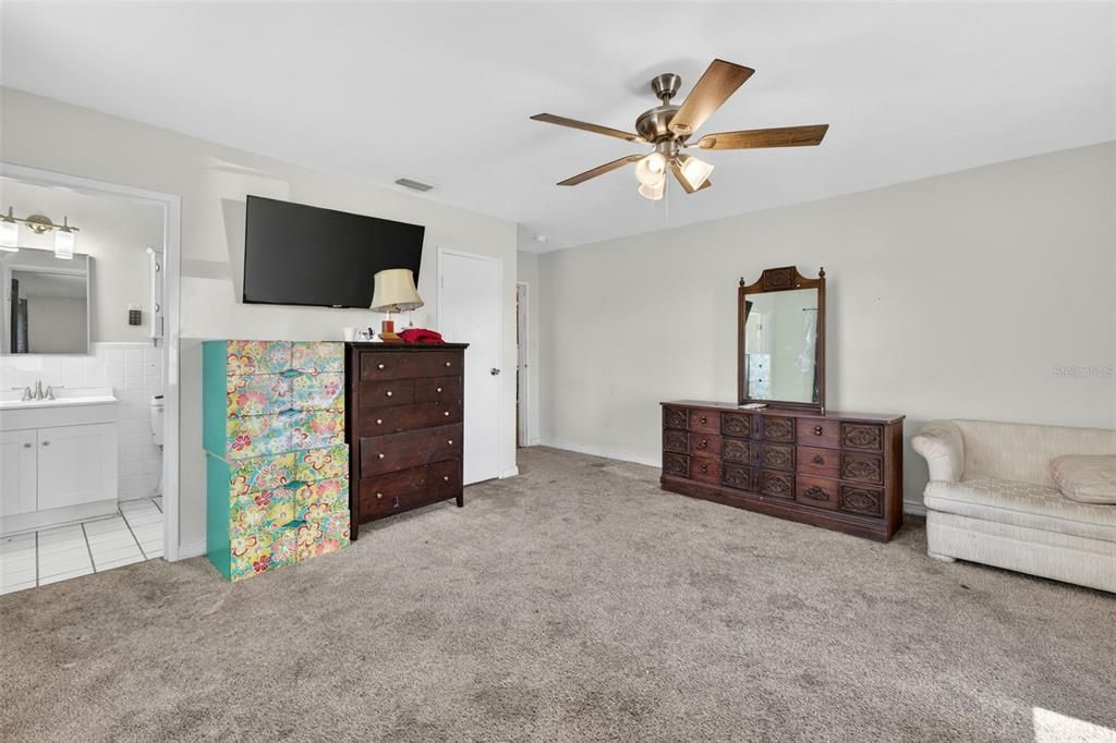 For Sale: $499,000 (5 beds, 5 baths, 3778 Square Feet)