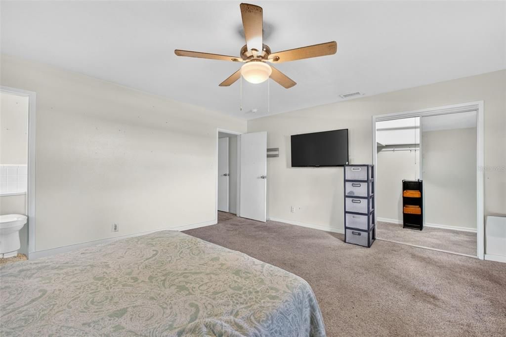 For Sale: $499,000 (5 beds, 5 baths, 3778 Square Feet)