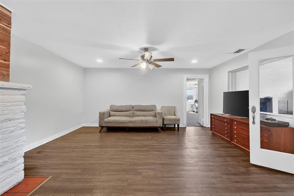 For Sale: $499,000 (5 beds, 5 baths, 3778 Square Feet)