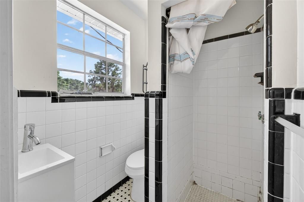 For Sale: $499,000 (5 beds, 5 baths, 3778 Square Feet)