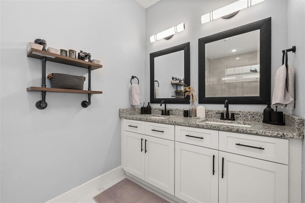 En Venta: $525,000 (4 camas, 2 baños, 2200 Pies cuadrados)