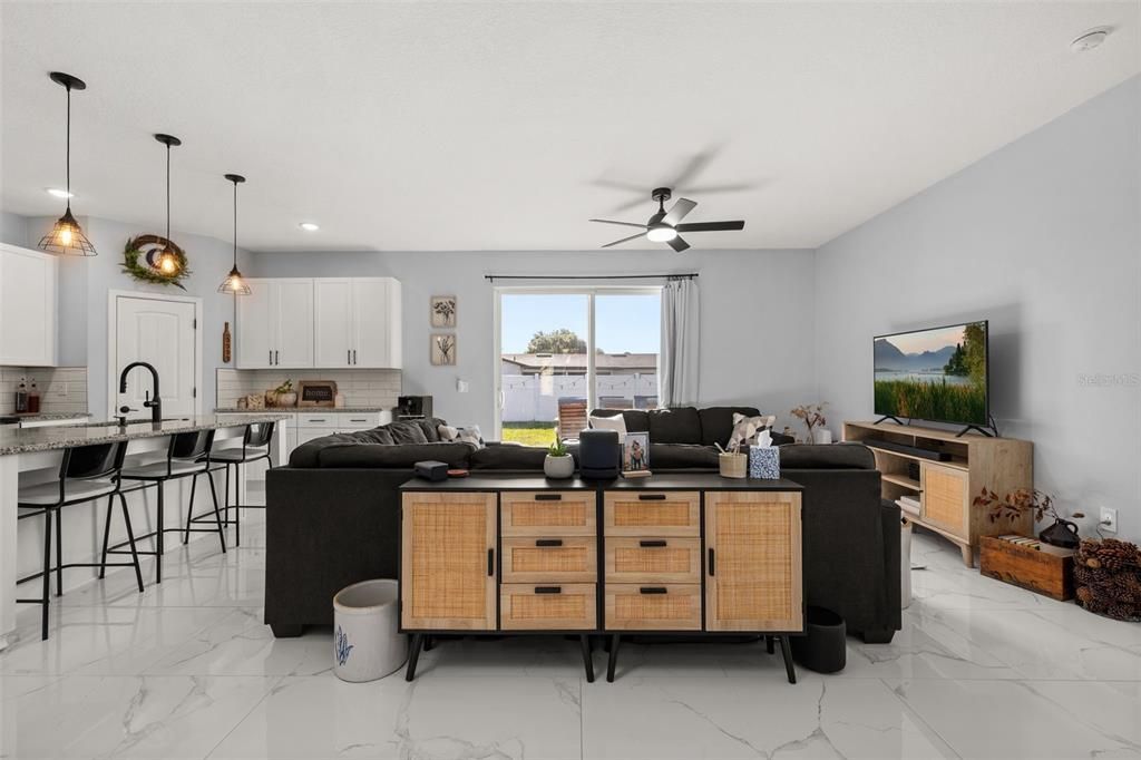 En Venta: $525,000 (4 camas, 2 baños, 2200 Pies cuadrados)