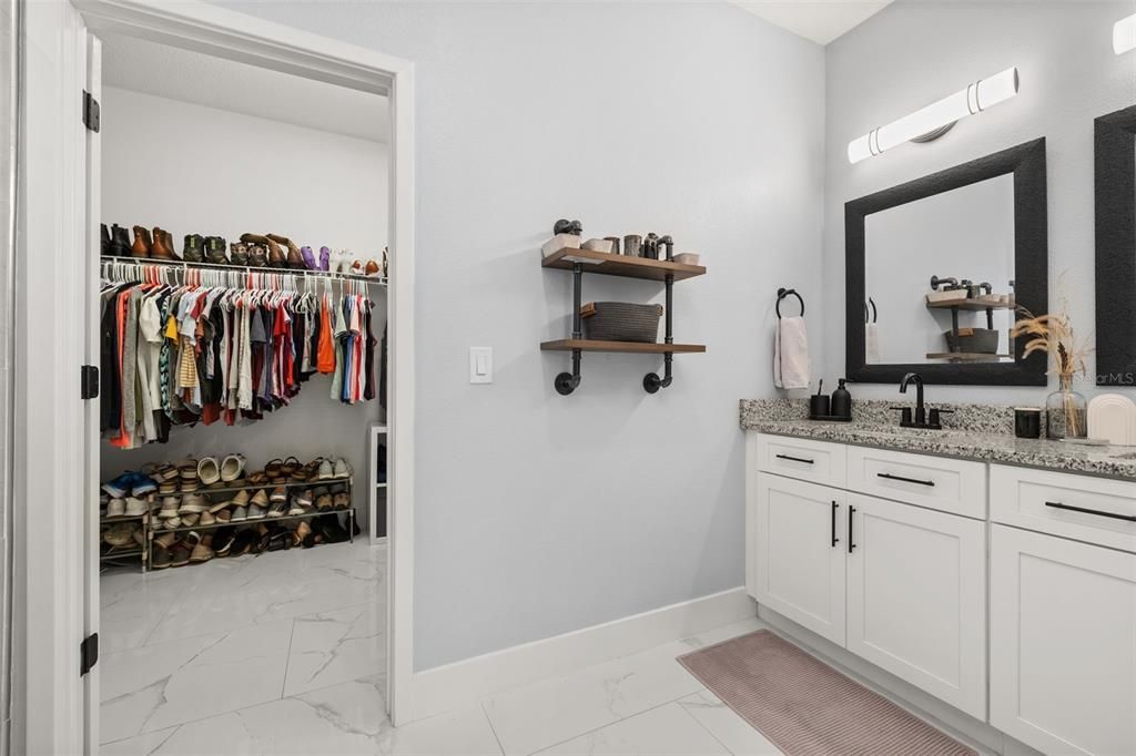En Venta: $525,000 (4 camas, 2 baños, 2200 Pies cuadrados)