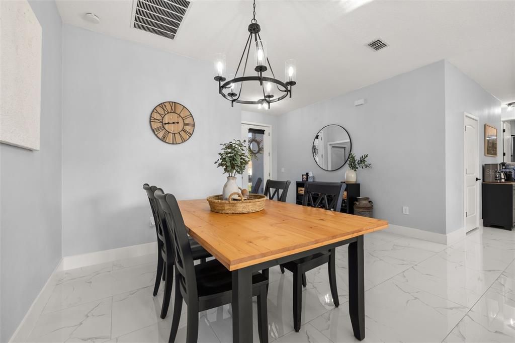 En Venta: $525,000 (4 camas, 2 baños, 2200 Pies cuadrados)