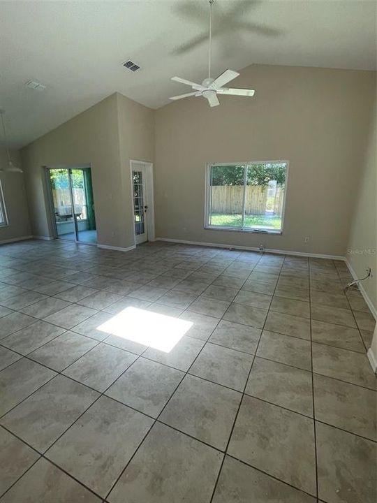 En Renta: $2,450 (3 camas, 2 baños, 1500 Pies cuadrados)