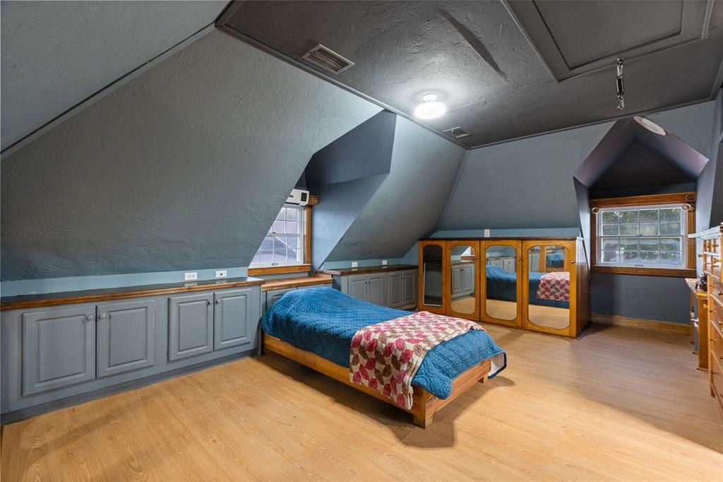 For Sale: $715,000 (4 beds, 3 baths, 2035 Square Feet)