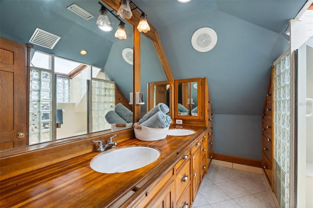 For Sale: $715,000 (4 beds, 3 baths, 2035 Square Feet)